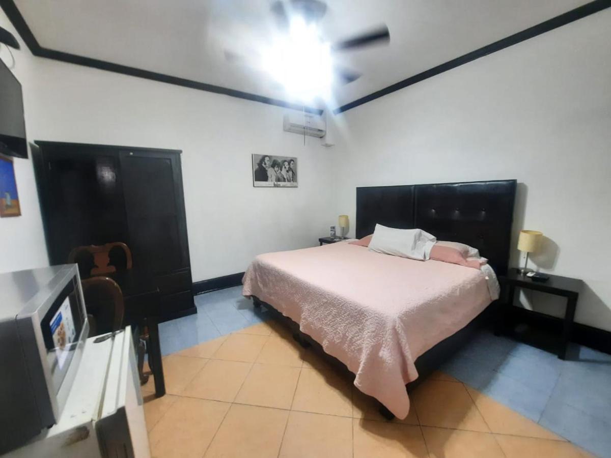 Hotel Garcias Suites, Linares Екстер'єр фото